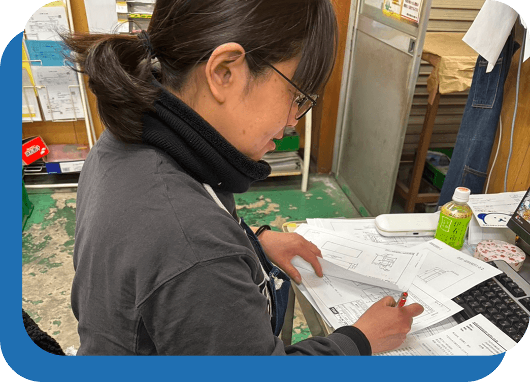 設計工程の様子（CADで図面を確認・設計）