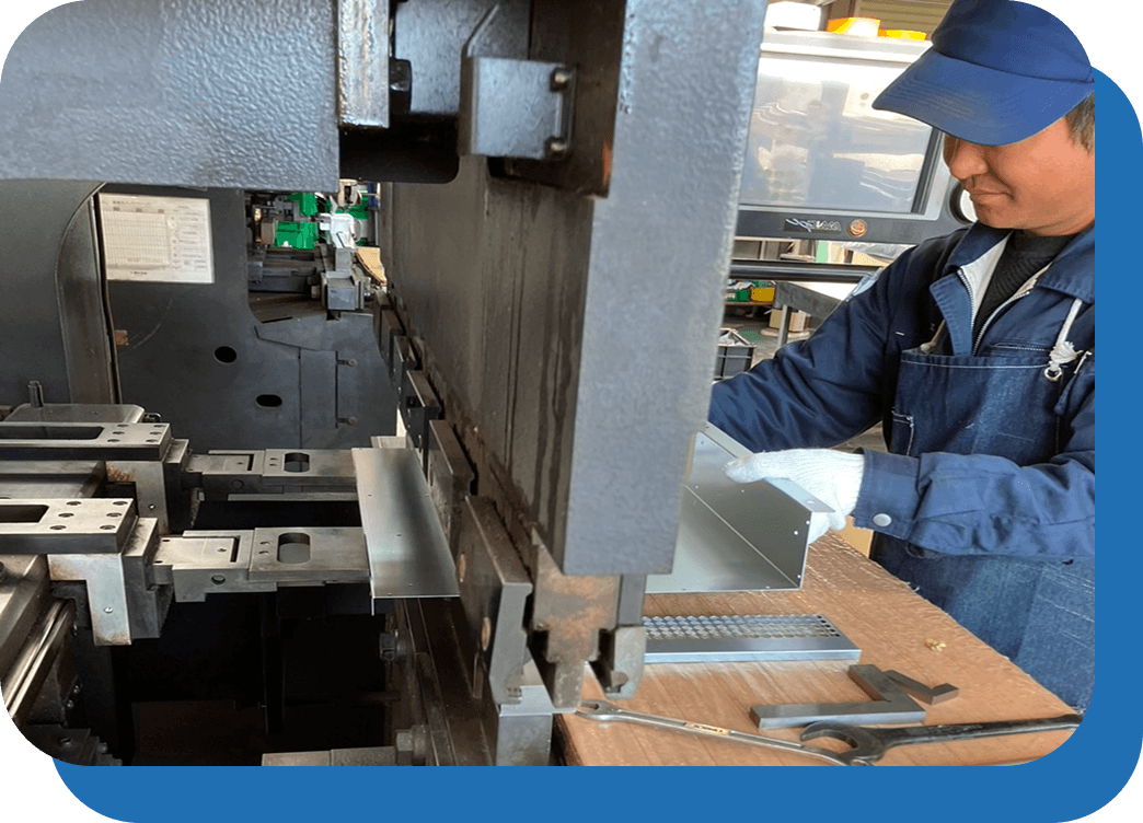 板金加工の様子（専用設備による曲げ加工）